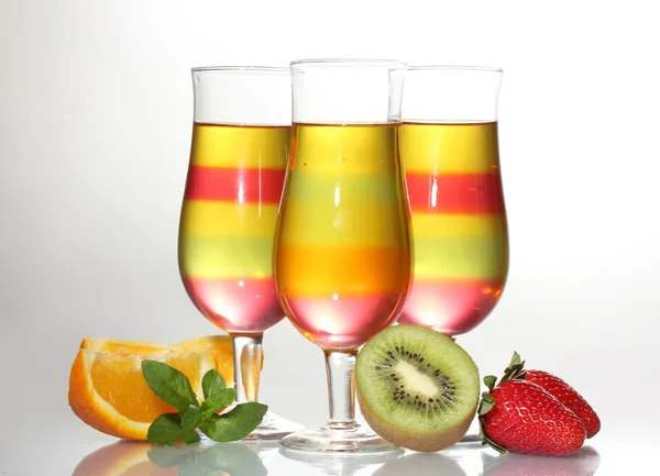 Ζελέ φρούτων στα γυαλιά και τα φρούτα που απομονώνονται σε λευκό — Φωτογραφία Αρχείου