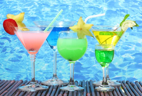 Verres de cocktails sur table sur fond bleu mer — Photo