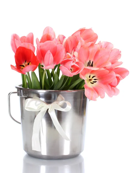Hermosos tulipanes rosados en cubo aislado en blanco —  Fotos de Stock