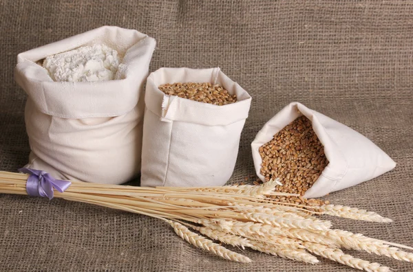Борошно і пшеничне зерно на мішках — стокове фото
