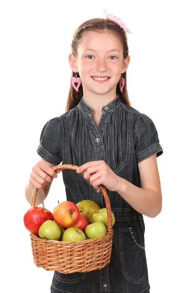 Schöne kleine Mädchen hält Korb mit Äpfeln isoliert auf weiß — Stockfoto