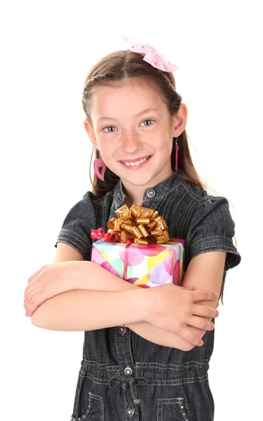 Маленькая девочка с подарком изолированы на белом — стоковое фото