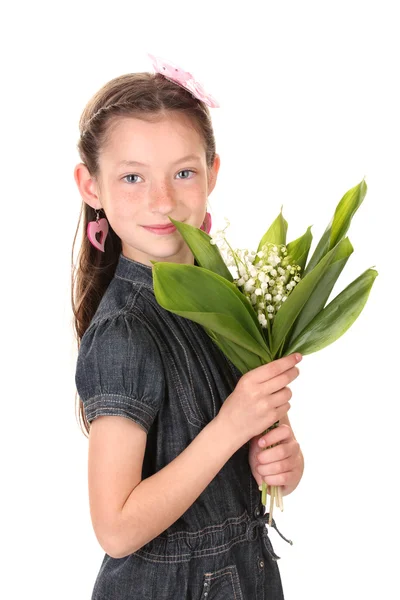 Porträtt av vacker liten flicka med liljekonvaljer isolerad på vit — Stockfoto