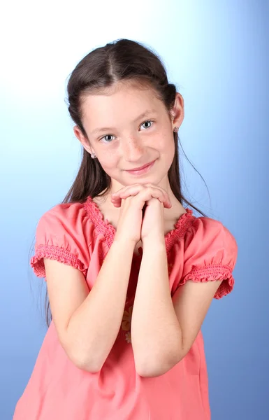 Portrait de belle petite fille sur fond bleu — Photo