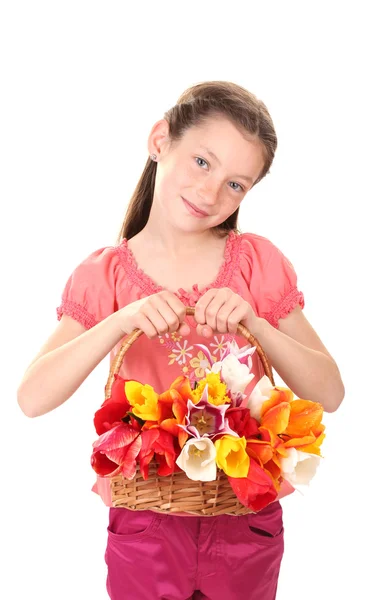Porträtt av vacker liten flicka med tulpaner i korg isolerad på vit — Stockfoto