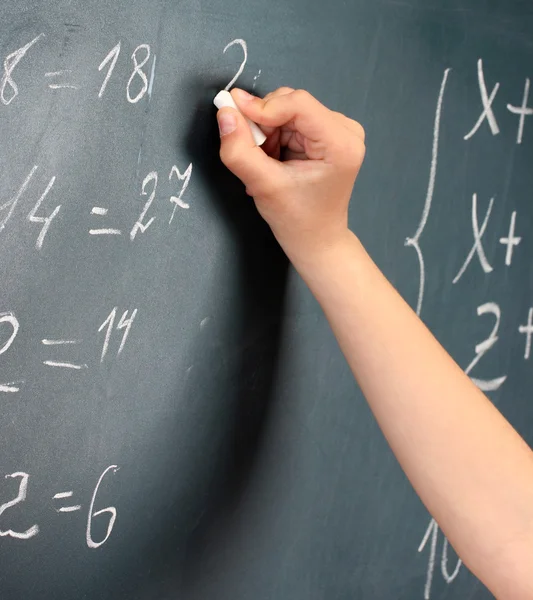 Hand schrijven op blackboard in class kamer — Stockfoto