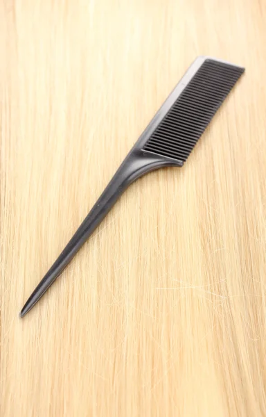 Capelli biondi lucenti con pettine per capelli primo piano — Foto Stock