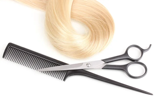 Λαμπερά μαλλιά ξανθά μαλλιά κοπής λαμαρινοψάλιδα με χτένα που απομονώνονται σε λευκό — Φωτογραφία Αρχείου