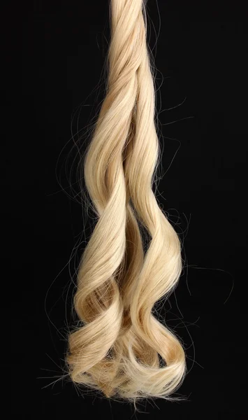 Kudrnaté blond vlasy izolovaných na černém — Stock fotografie
