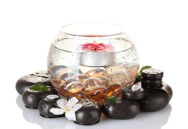 Komposition aus Vase mit Kerze und Wellness-Steinen isoliert auf weißer Nahaufnahme — Stockfoto