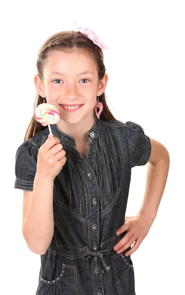 Güzel küçük bir kız ile üzerine beyaz izole lolipop portresi — Stok fotoğraf