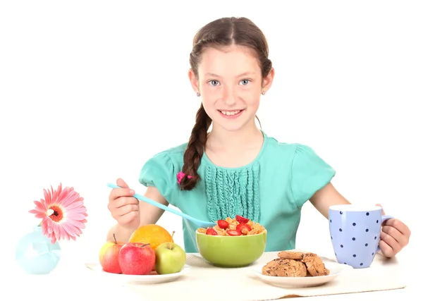 Kleine schöne Mädchen frühstücken auf weißem Hintergrund — Stockfoto