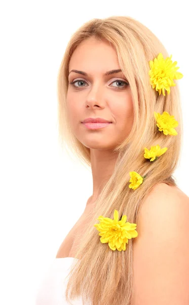 Красива молода жінка з яскраво-жовтими хризантемами у волоссі на білому тлі крупним планом — стокове фото