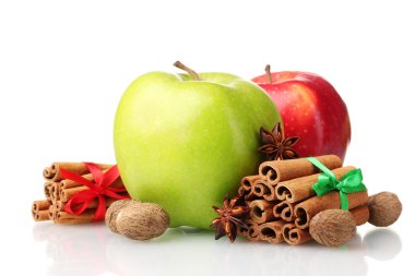 Tarçın, elma, küçük hindistan cevizi ve üzerinde beyaz izole anason