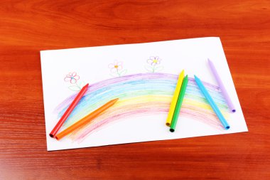 gökkuşağı ve kalemleri ahşap arka plan üzerinde çizim çocuk