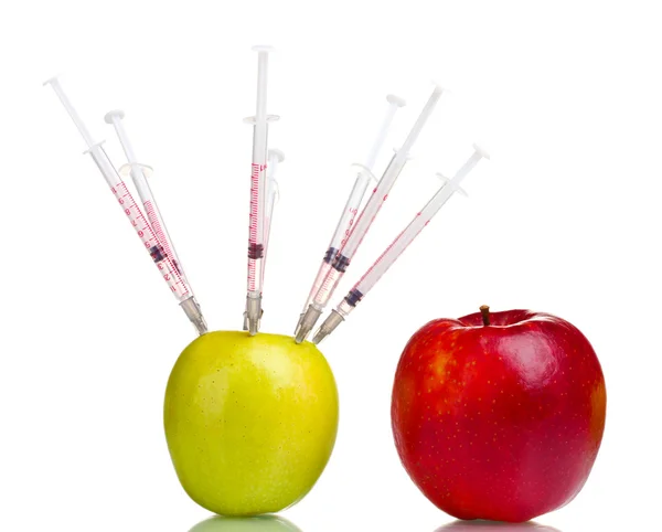 緑と注射器と白で隔離される赤リンゴ — ストック写真
