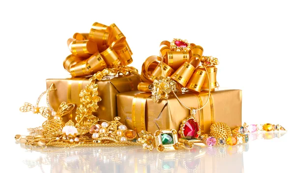 Různé zlatých šperků a dárků izolovaných na bílém — Stock fotografie