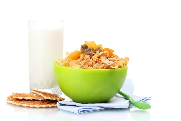 Välsmakande cornflakes i grön skål och glas mjölk isolerad på vit — Stockfoto
