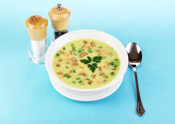 白で隔離される青いテーブル クロスのおいしいスープ — ストック写真