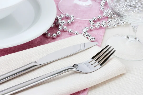 Configuração de mesa com garfo, faca, pratos, contas e guardanapo — Fotografia de Stock