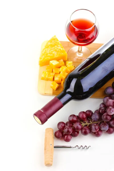 Flasche großen Wein mit Weinglas und Käse isoliert auf weiß — Stockfoto