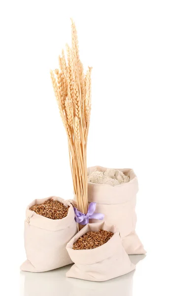 孤立在白色的面粉和小麦籽粒 — 图库照片