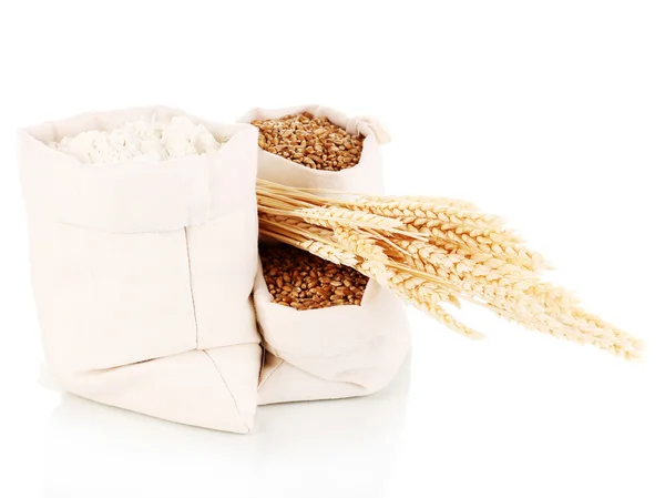 Cereais e grãos de trigo isolados sobre branco — Fotografia de Stock