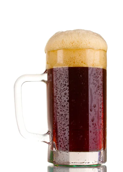 Rødt øl der skum i krus er isolert på hvitt – stockfoto
