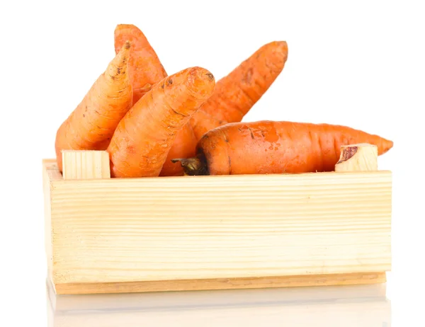 Сира морква в дерев'яній коробці ізольована на білому — стокове фото