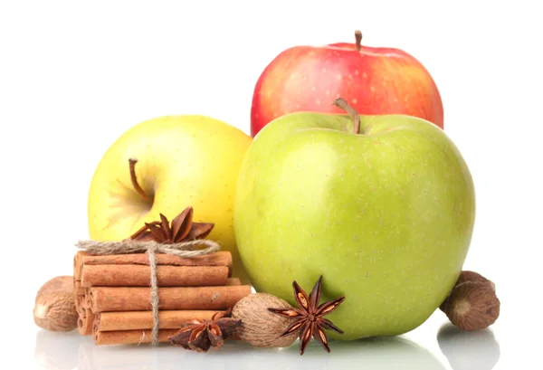 Zimtstangen, Äpfel, Muskatnuss und Anis isoliert auf weiß — Stockfoto