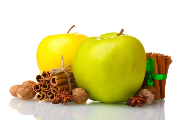 Tarçın, elma, küçük hindistan cevizi ve üzerinde beyaz izole anason — Stok fotoğraf
