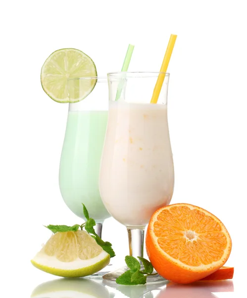 Koktajle mleczne z owoców na białym tle — Zdjęcie stockowe