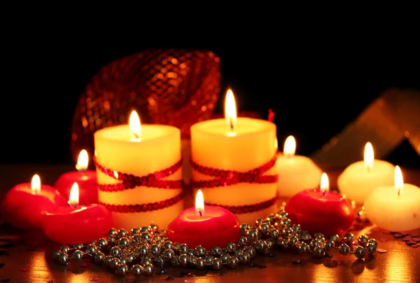 아름 다운 촛불과 밝은 배경에 나무 테이블에 장식 — 스톡 사진