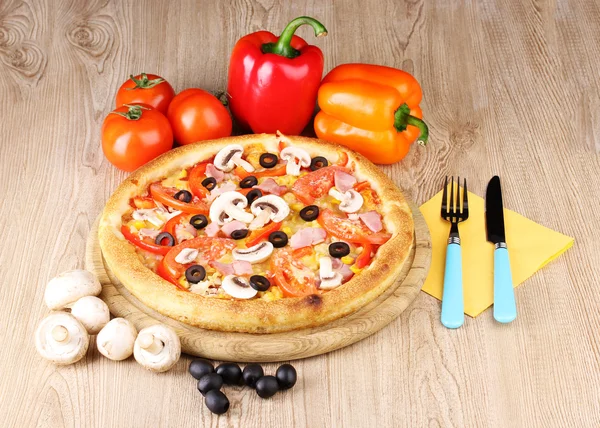 Pizza aromática com legumes e cogumelos em fundo de madeira — Fotografia de Stock