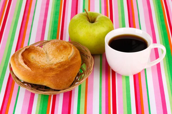 Desayuno clásico. Café y bollo — Foto de Stock