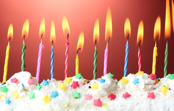 Krásné narozeniny svíčky na červeném pozadí — Stock fotografie