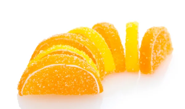 Апельсиновые конфеты, изолированные на белом — стоковое фото
