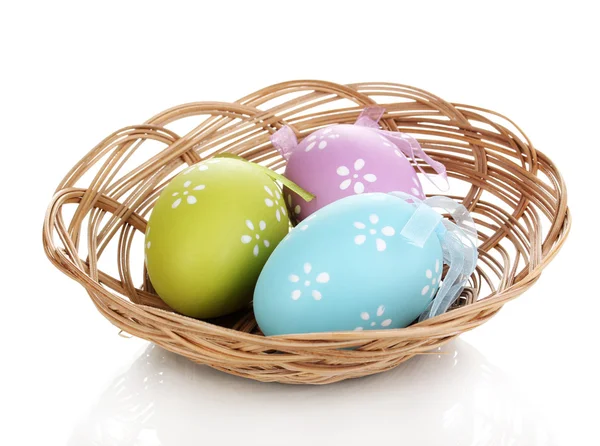 Huevos coloridos de Pascua en cesta aislados en blanco — Foto de Stock