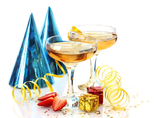 Pohár pezsgő, eper, party kalap és elszigetelt fehér ajándékok — Stock Fotó