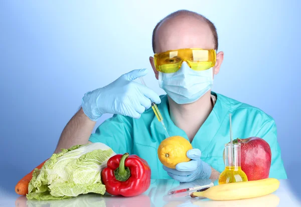 Scientist injecting GMO into the lemon — Zdjęcie stockowe