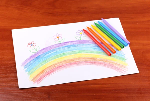 Desenho de crianças de arco-íris e lápis em fundo de madeira — Fotografia de Stock