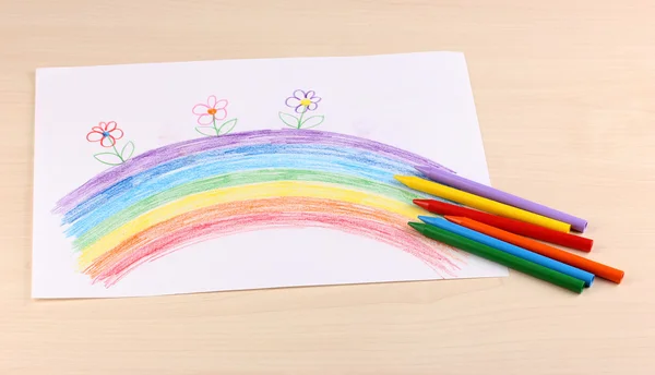 Gökkuşağı ve kalemleri ahşap arka plan üzerinde çizim çocuk — Stok fotoğraf