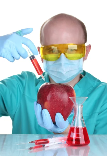 Científico inyectando OGM en la manzana —  Fotos de Stock