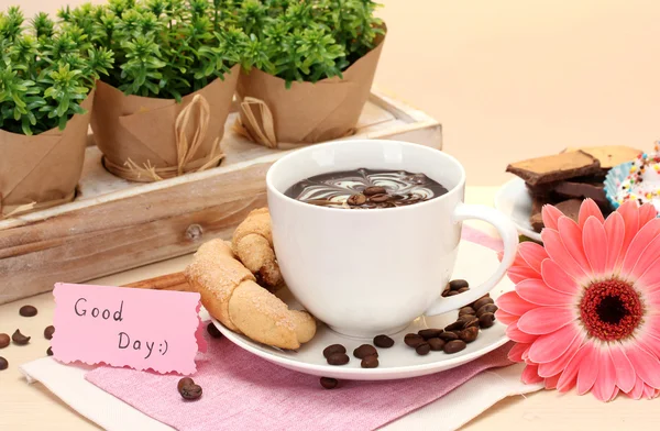 कॉफी और जर्बेरा बीन्स का कप, लकड़ी की मेज पर सनीमोन छड़ी — स्टॉक फ़ोटो, इमेज