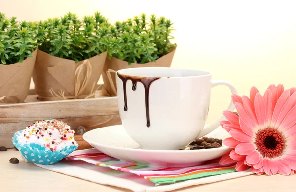 डर्टी कप कॉफी और गेर्बेरा बीन्स, लकड़ी की मेज पर सनीमोन छड़ी — स्टॉक फ़ोटो, इमेज