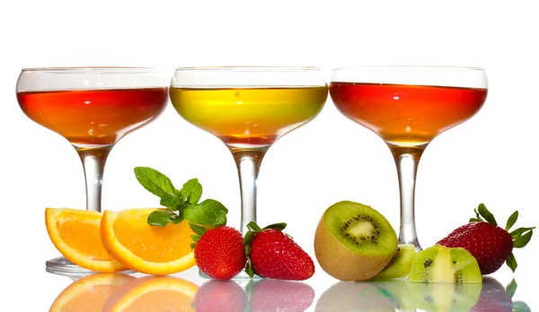 Gelatina di frutta in bicchieri e frutta isolata su bianco — Foto Stock