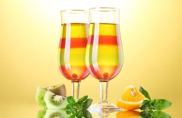 안경에 노란색 바탕에 과일 과일 젤리 — 스톡 사진