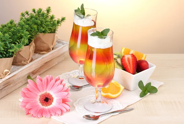 Ζελέ φρούτων στα γυαλιά και τα φρούτα στο τραπέζι στο café — Φωτογραφία Αρχείου