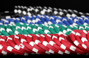 siyah üzerine izole casino chips yakın çekim