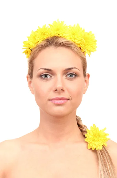 Schöne junge Frau mit leuchtend gelben Blumen in Zopf auf weißem Hintergrund Nahaufnahme — Stockfoto